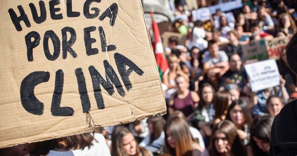 Foto: Bilbao se suma a la huelga por el clima (EFE/Miguel Toña)