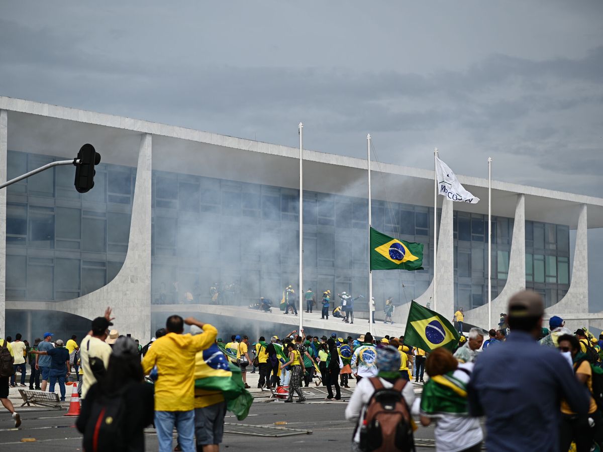 Foto: Manifestantes partidarios de Bolsonaro invaden el Congreso de Brasil. (EFE/André Borges)