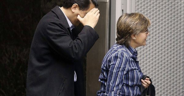 Foto: Uno de los detenidos de la operación Emperador se tapa la cara al entrar a la Audiencia Nacional en octubre de 2012. (EFE)