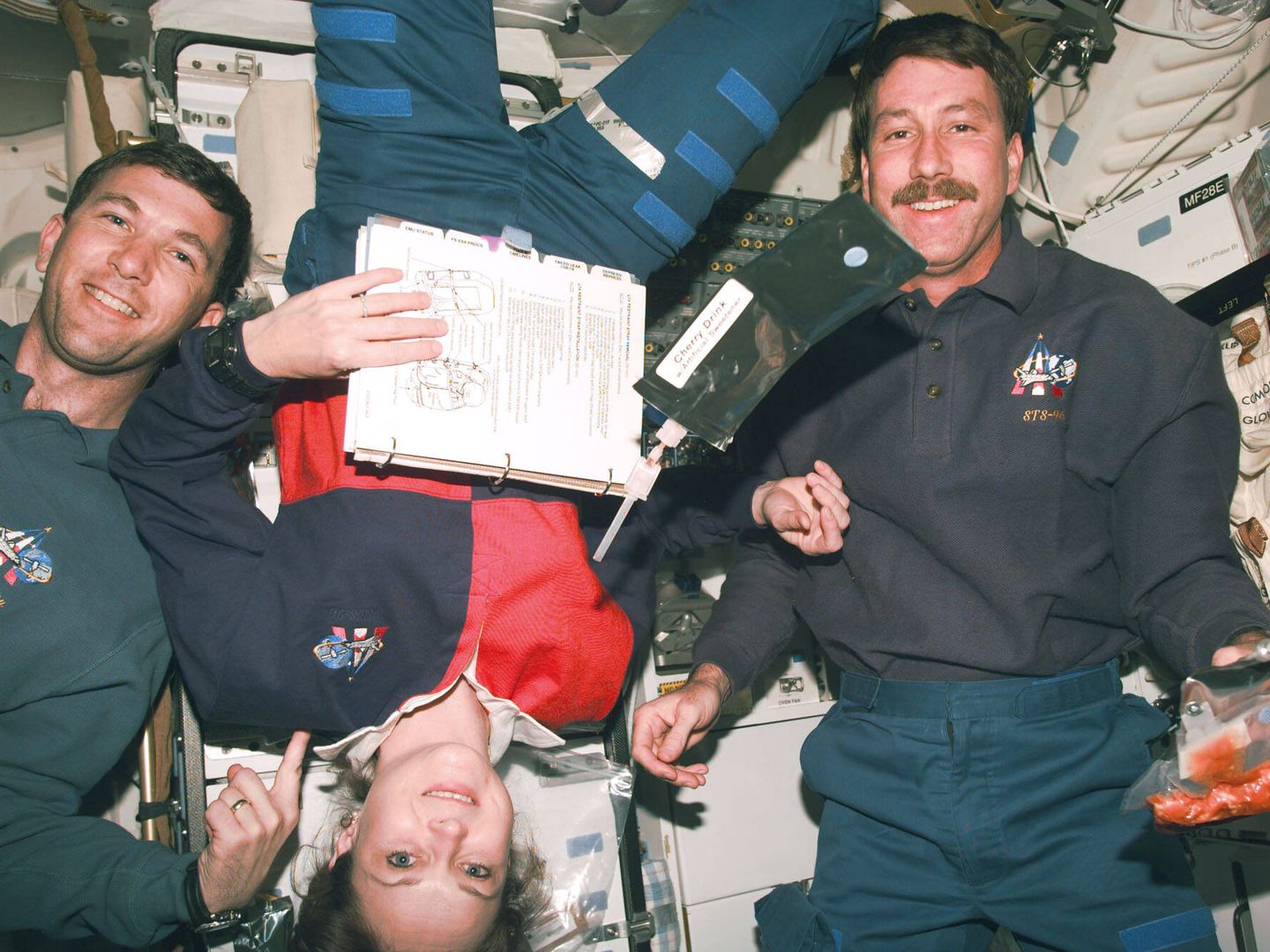 Tres de los siete miembros de la tripulación del transbordador espacial Discovery son fotografiados durante un descanso de la actividad del cuarto día de la misión en el espacio el 29 de mayo de 1999. (NASA)