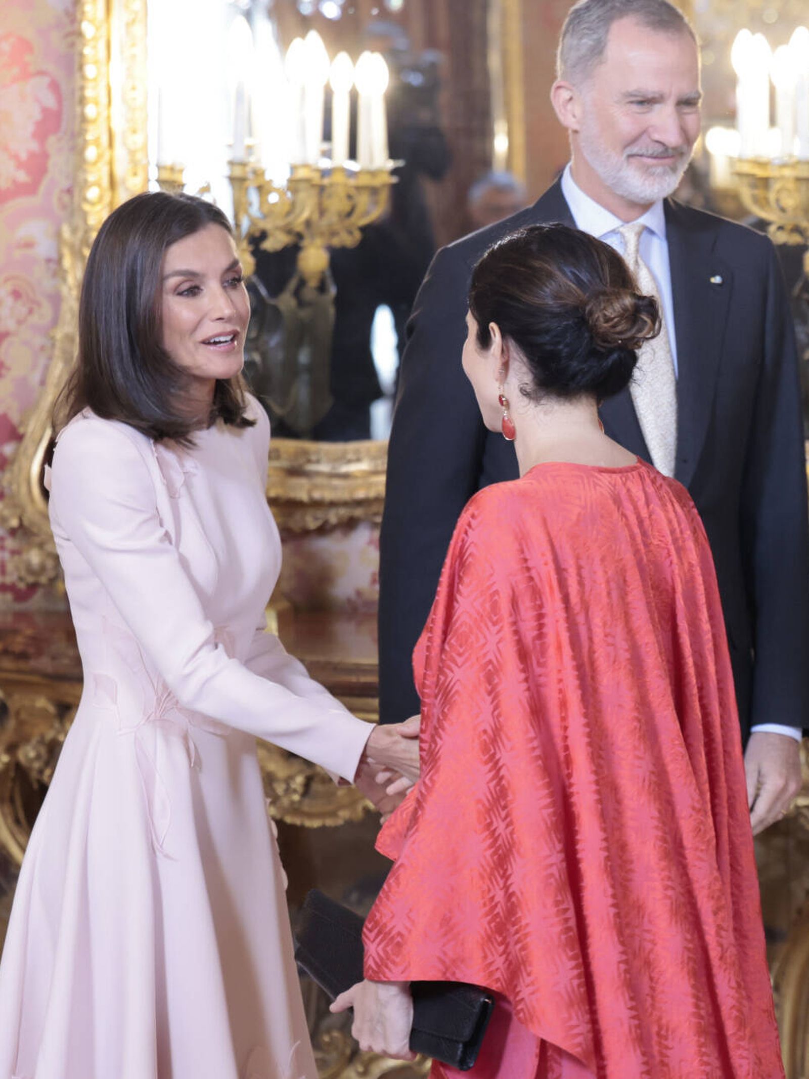 Isabel Díaz Ayuso saludando a los Reyes. (Gtres)