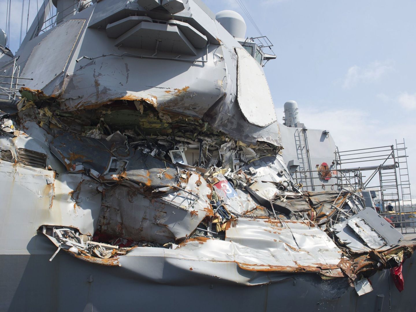 El destructor estadounidense USS Fitzgerald en el puerto de Yokosuka (EFE)