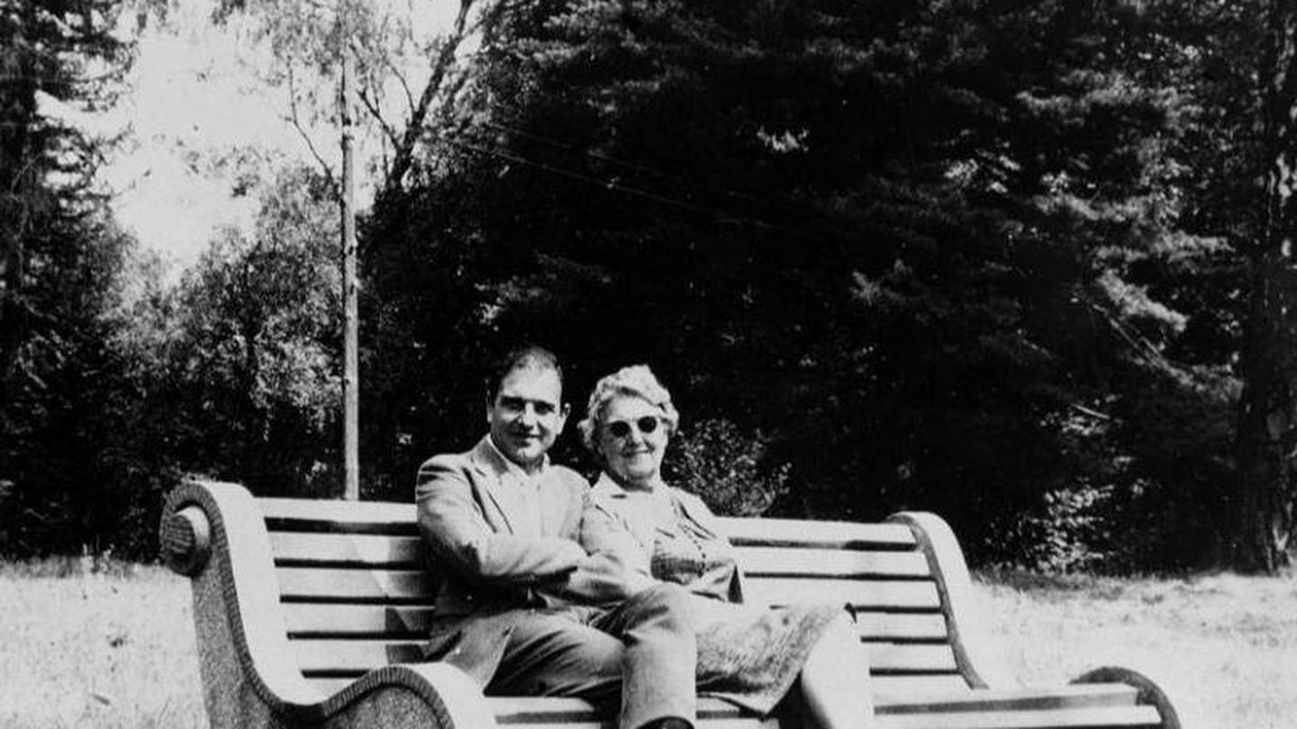 George Blake con su madre en Rusia, 1967 (GETTY)