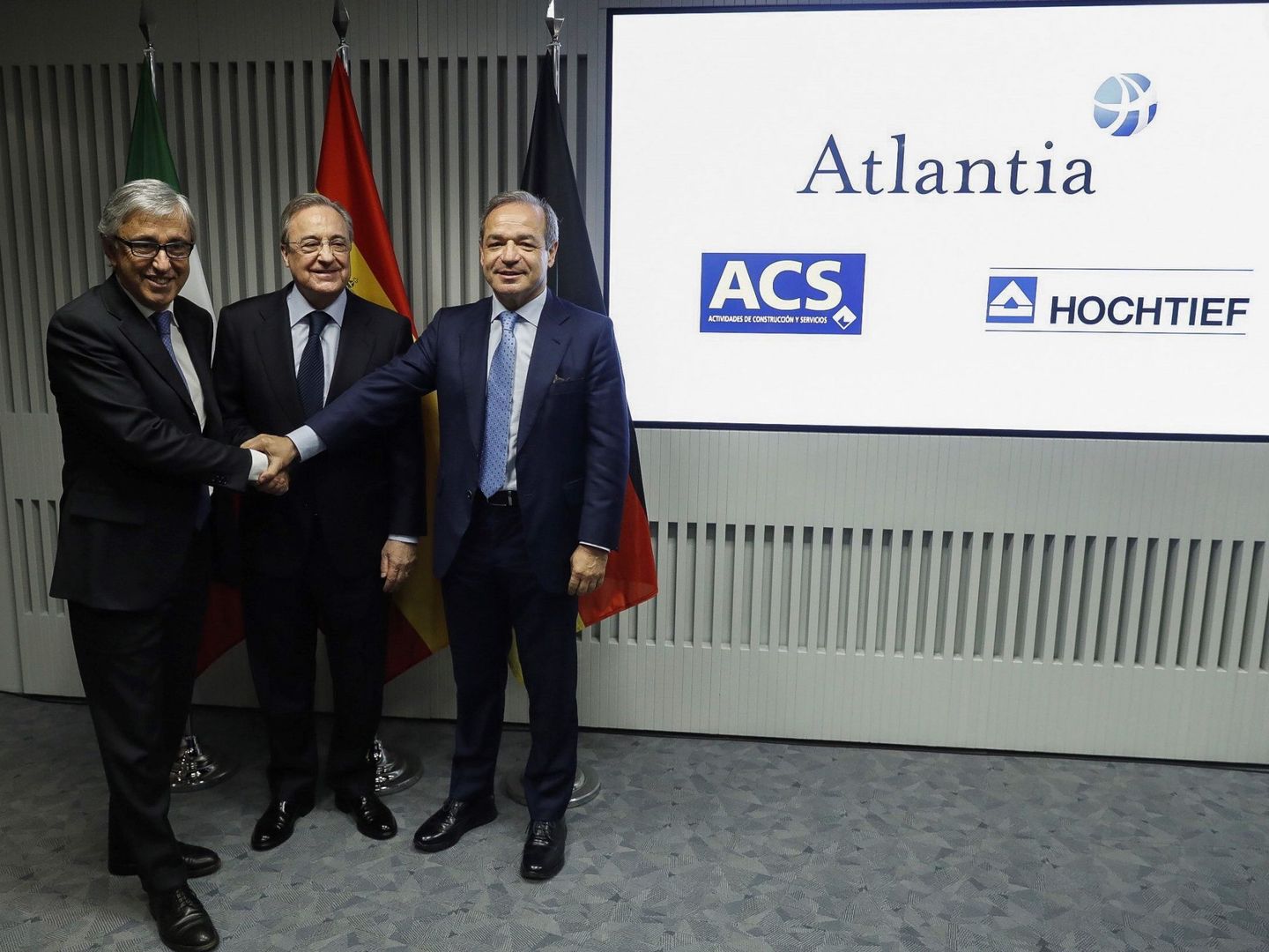 El presidente de ACS, Florentino Pérez (c); el consejero delegado de Atlantia, Giovanni Castelluci (i), y el presidente de Hochtief, Marcelino Fernández Verdes. (EFE) 