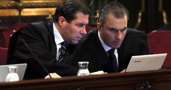 Foto: El secretario general de Vox, Javier Ortega Smith (d), y el vicesecretario jurídico de Vox, Pedro Fernández (i). (EFE)