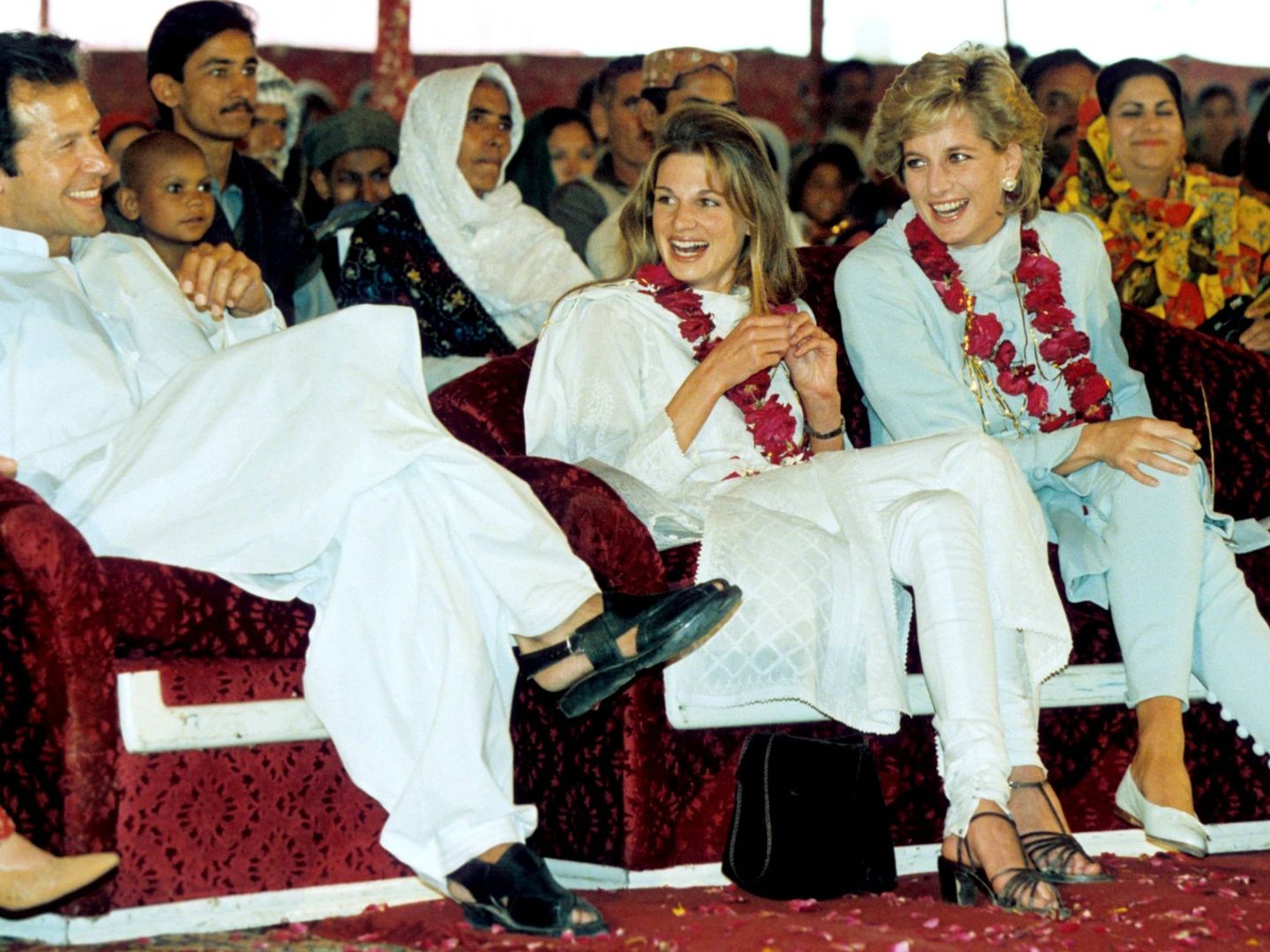 La princesa Diana con Imran y Jemima Khan en Pakistán, en 1996. (Cordon Press)