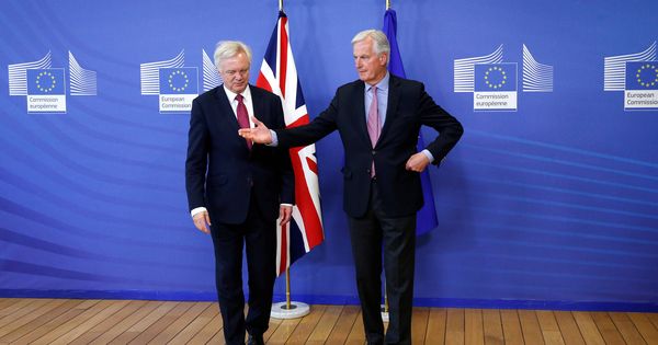 Foto: El negociador jefe de la UE, Michael Barnier, junto a su homólogo británico, David Davis, en Bruselas. (Reuters) 