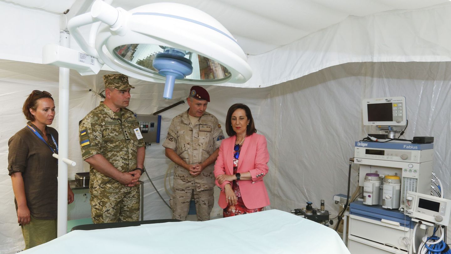 La ministra de Defensa Margarita Robles visita este viernes el Hospital de Campaña Desplegable. (EFE/Javier Belver)