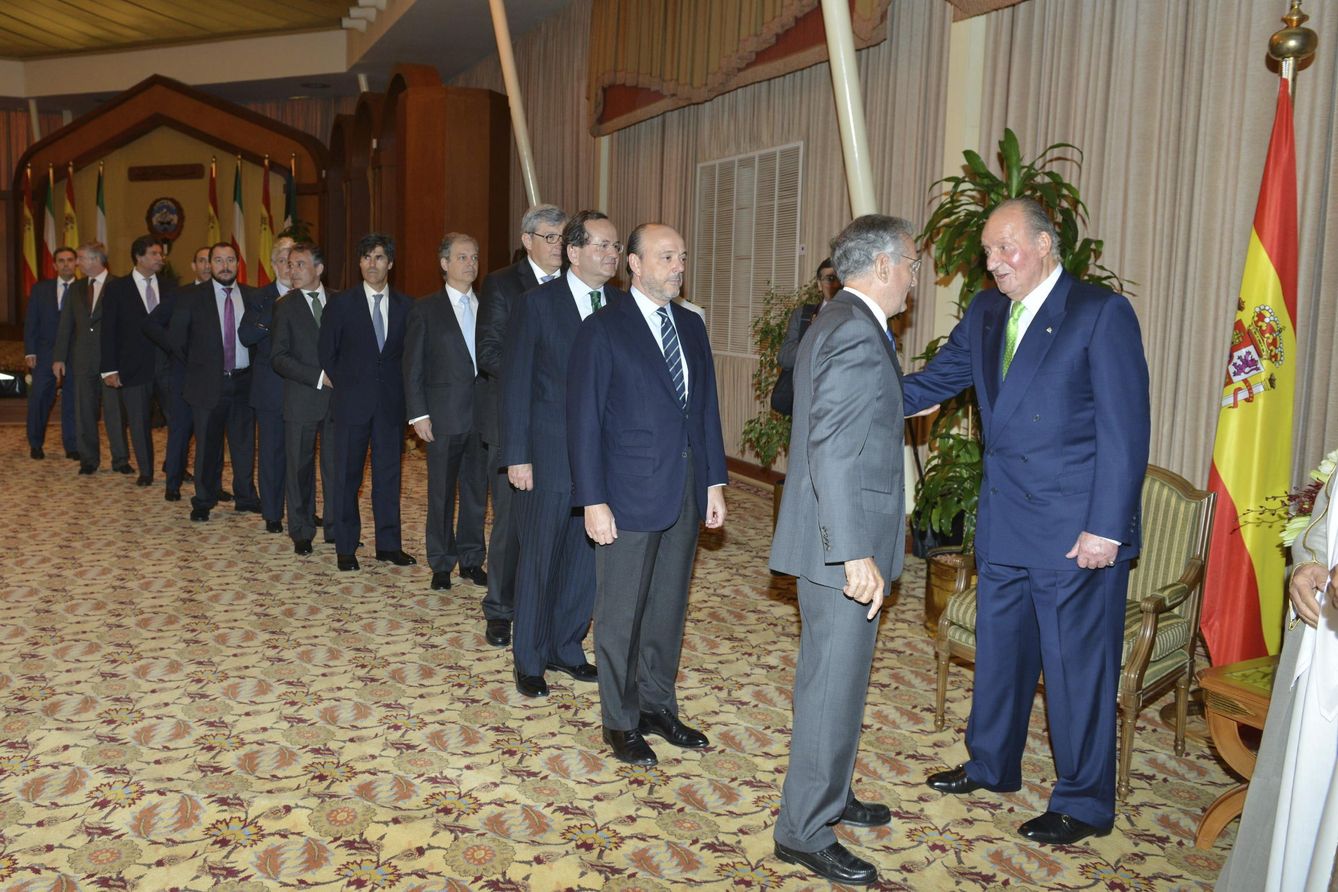 El rey Juan Carlos I saluda a empresarios en una visita a Kuwait. (EFE)