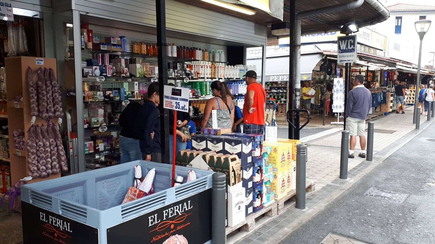 Franceses miran perfumes y productos de higiene de un local en Behobia. (J. M. A.)