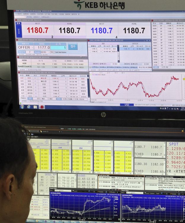 Foto: Un operador consultando gráficos en la Bolsa de Seúl (Efe)