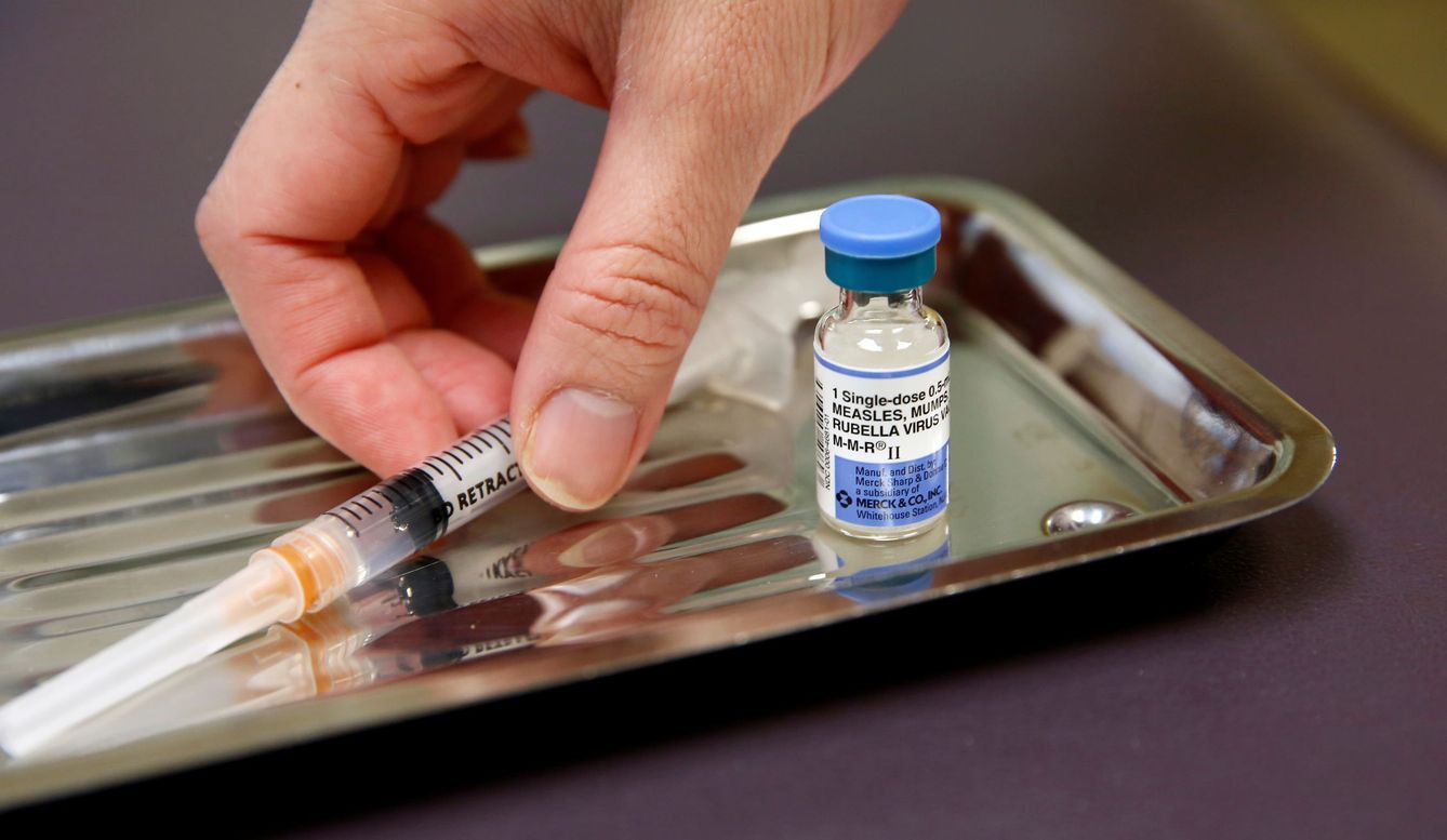 Un vial de vacuna triple vírica, contra el sarampión, las paperas o parotiditis y la rubéola (Reuters)