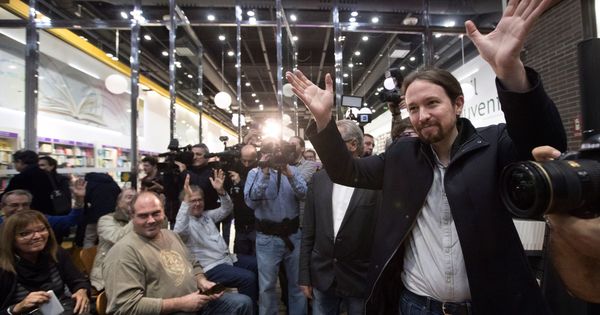 Foto: El líder de Podemos, Pablo Iglesias, saluda a los asistentes a su llegada al acto. (EFE)