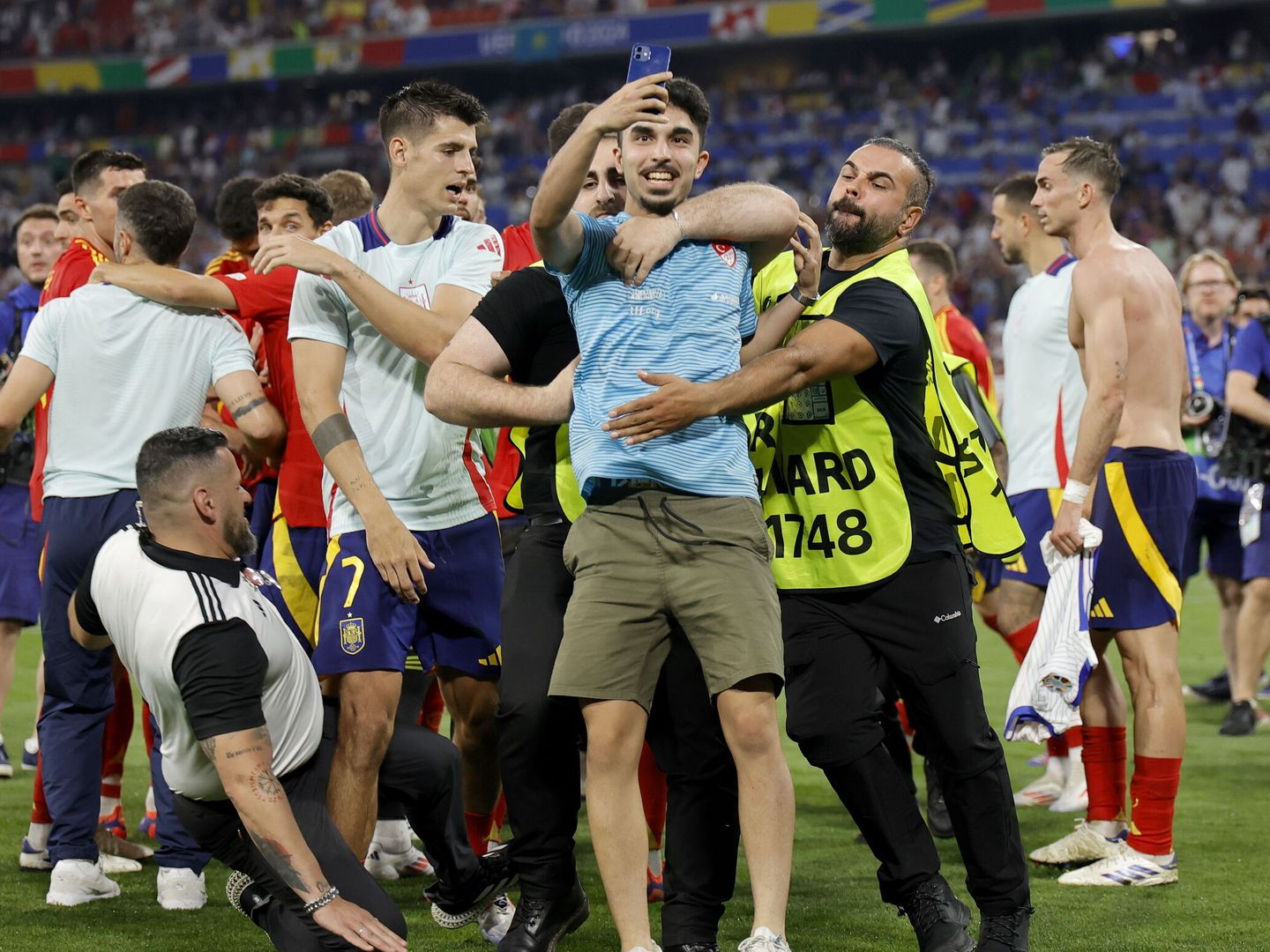 Momento exacto donde Álvaro Morata recibe el golpe. (EFE/EPA/Ronald Wittek) 