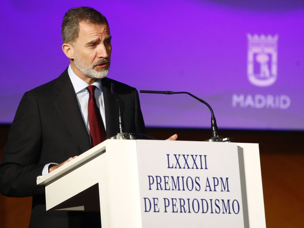 Foto:  El rey Felipe VI ofrece un discurso durante la entrega de premios de la Asociación de la Prensa de Madrid. (EFE)