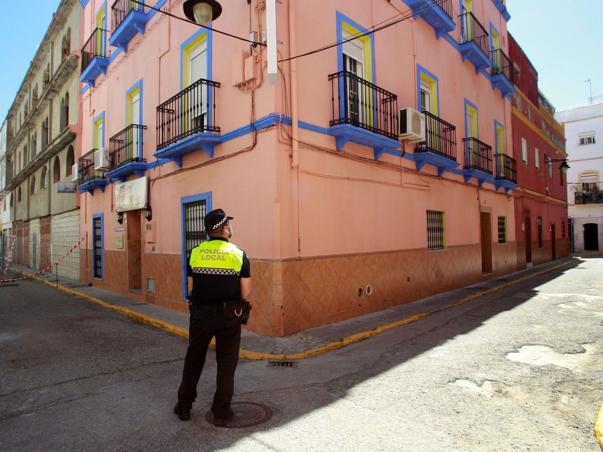 Foto: Un agente de la Policía en una imagen de archivo. (EFE/A. Carrasco Ragel) 