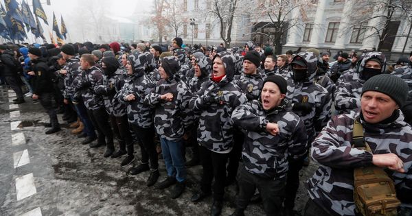 Foto: Protestas de los nacionalistas ucranianos tras los incidentes navales con Rusia. (EFE)