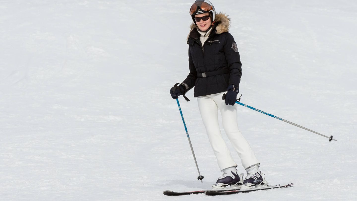  La reina Matilde Bélgica, esquiando. (Getty)