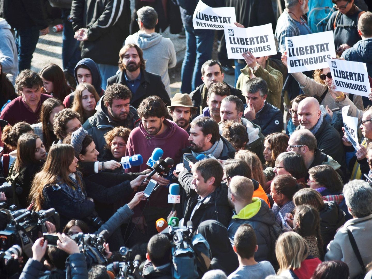 Los alcaldes de Verges, Ignasi Sabater (i), y de Celrà, Dani Conellà (d), atienden a la prensa después de su liberación en la comisaría de la Policía Nacional de Girona tras ser detenidos este 16 de enero. (EFE)