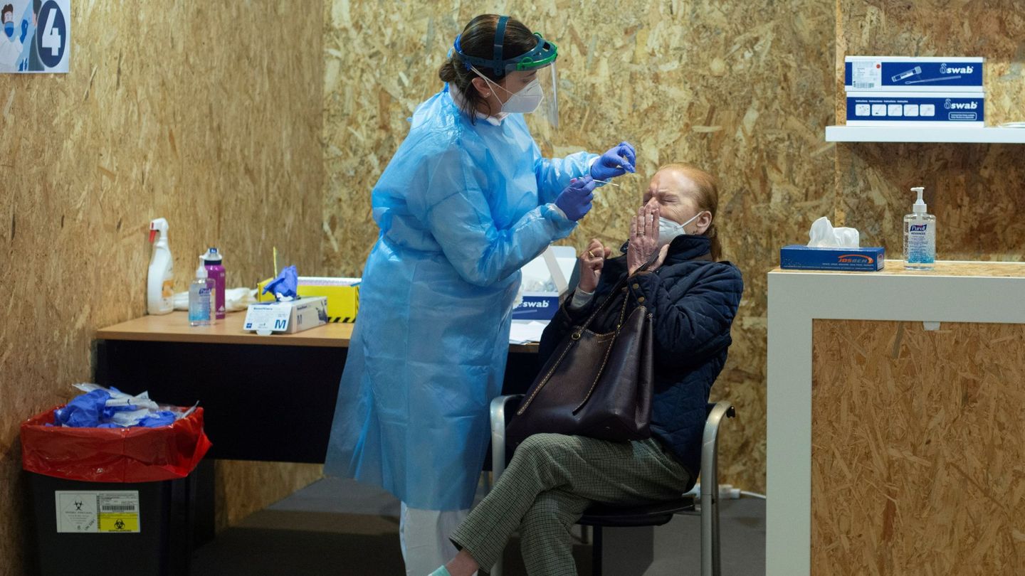 Una doctora realiza una prueba PCR en Galicia. (EFE)