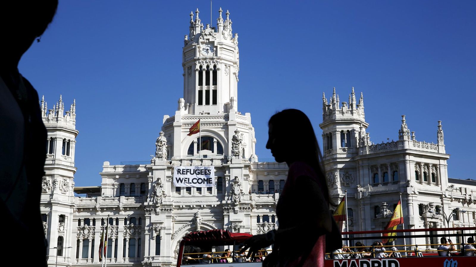 Foto: Turistas pasean frente al Palacio de Cibeles de Madrid. (EFE)