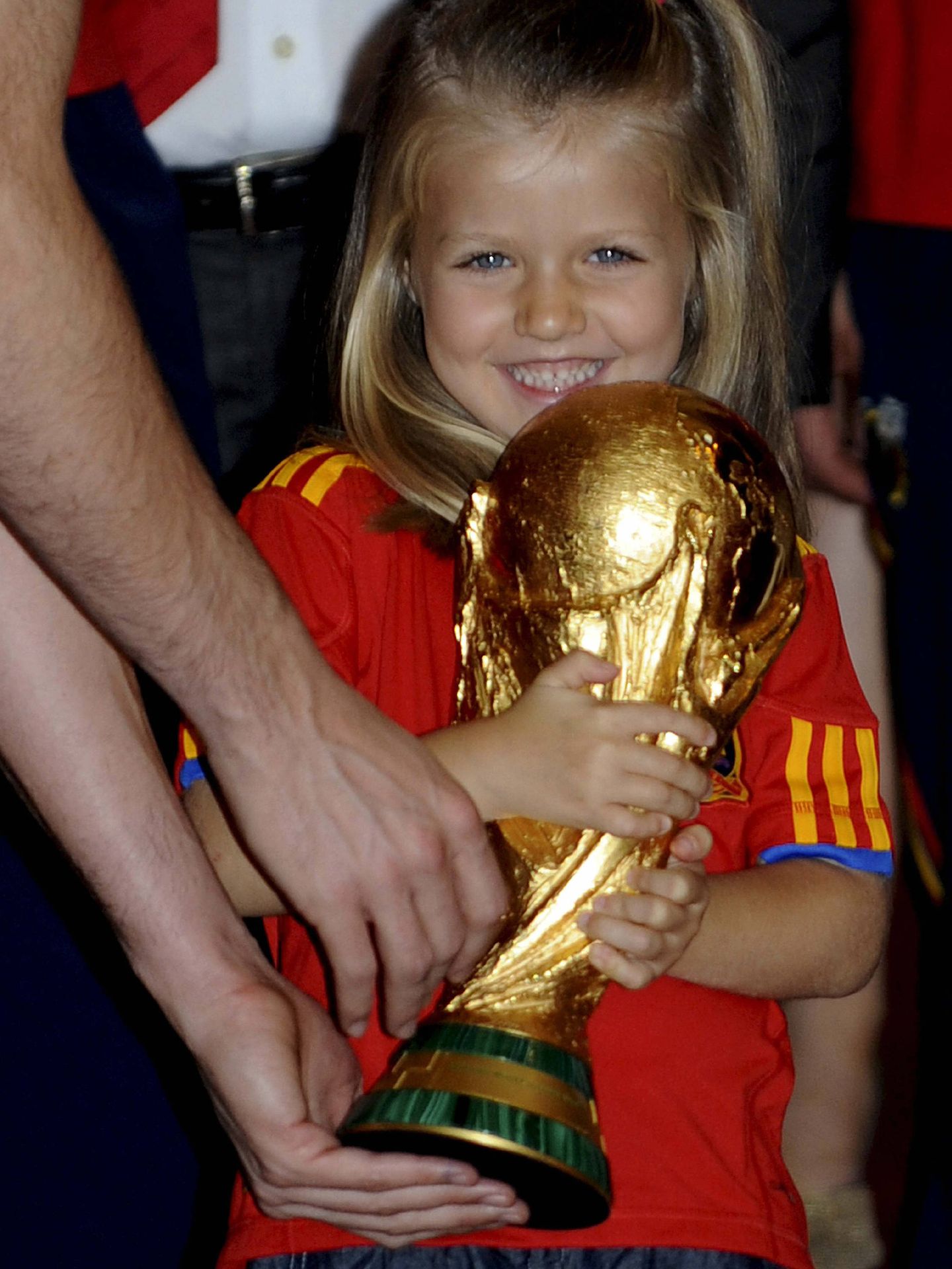 Leonor de Borbón con la copa del Mundial de Fútbol. (EFE)