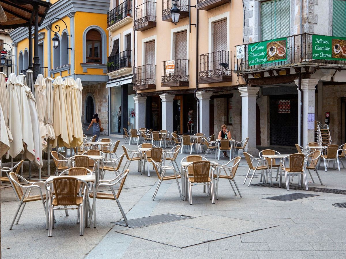 Foto: Una terraza vacía este jueves en una calle de Aranda de Duero, en agosto. (EFE)