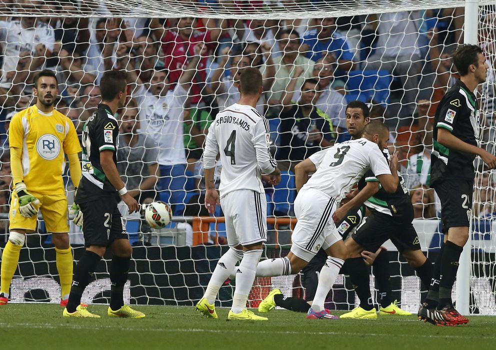 Foto: Benzema, nada más marcar el gol que abrió el triunfo del Real Madrid ante el Córdoba