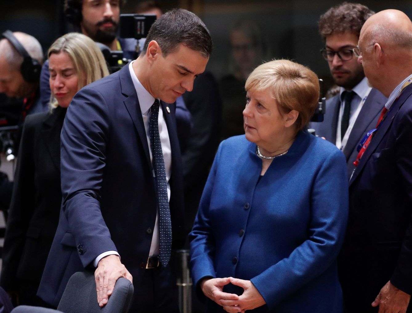Pedro Sánchez y la canciller alemana, Angela Merkel, el pasado 18 de octubre en Bruselas. (Reuters)