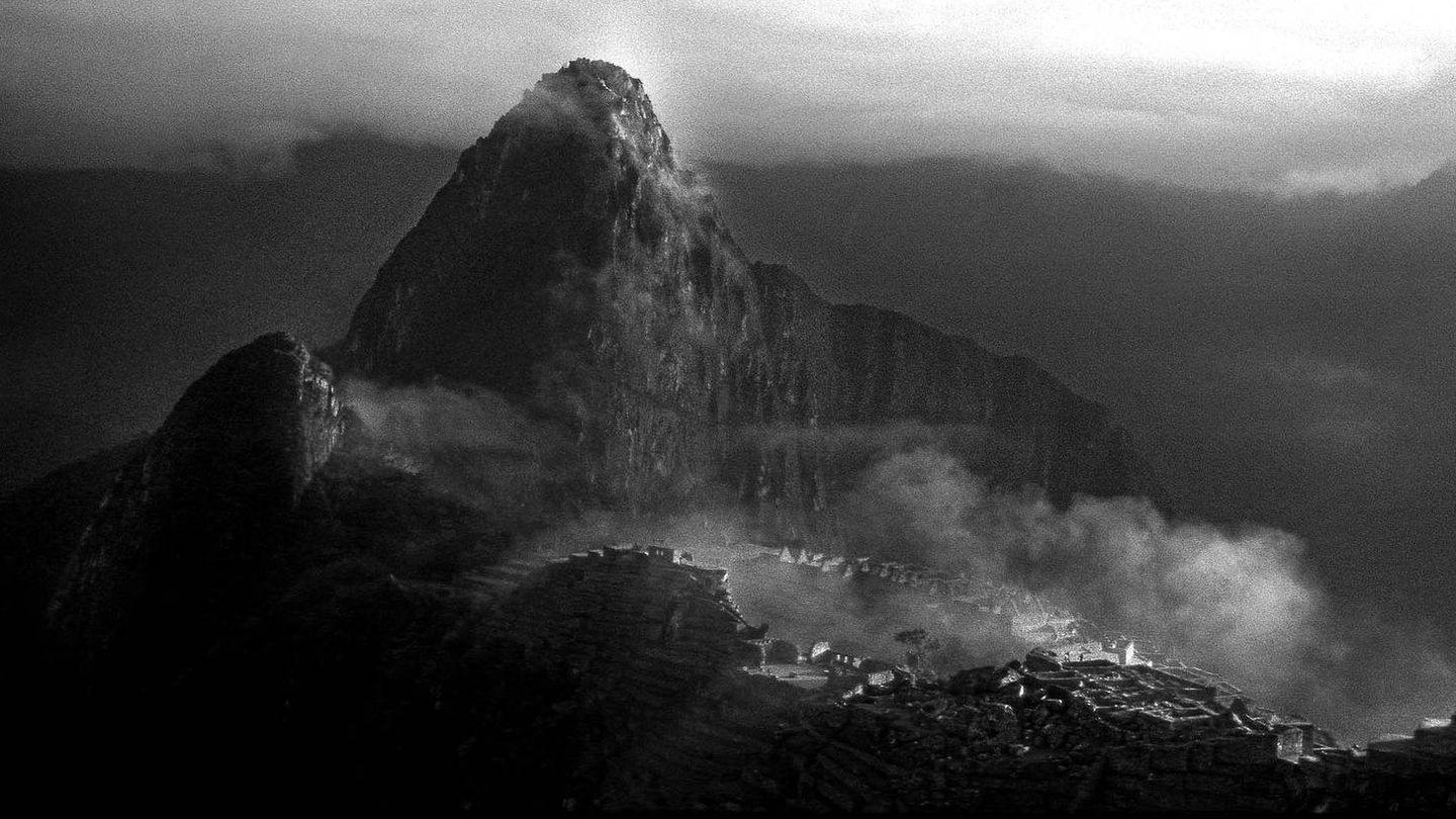 Fotografía de Teo Allaín Chambi (Cuzco, 1949), Amanecer en Macchu Picchu. (Efe)
