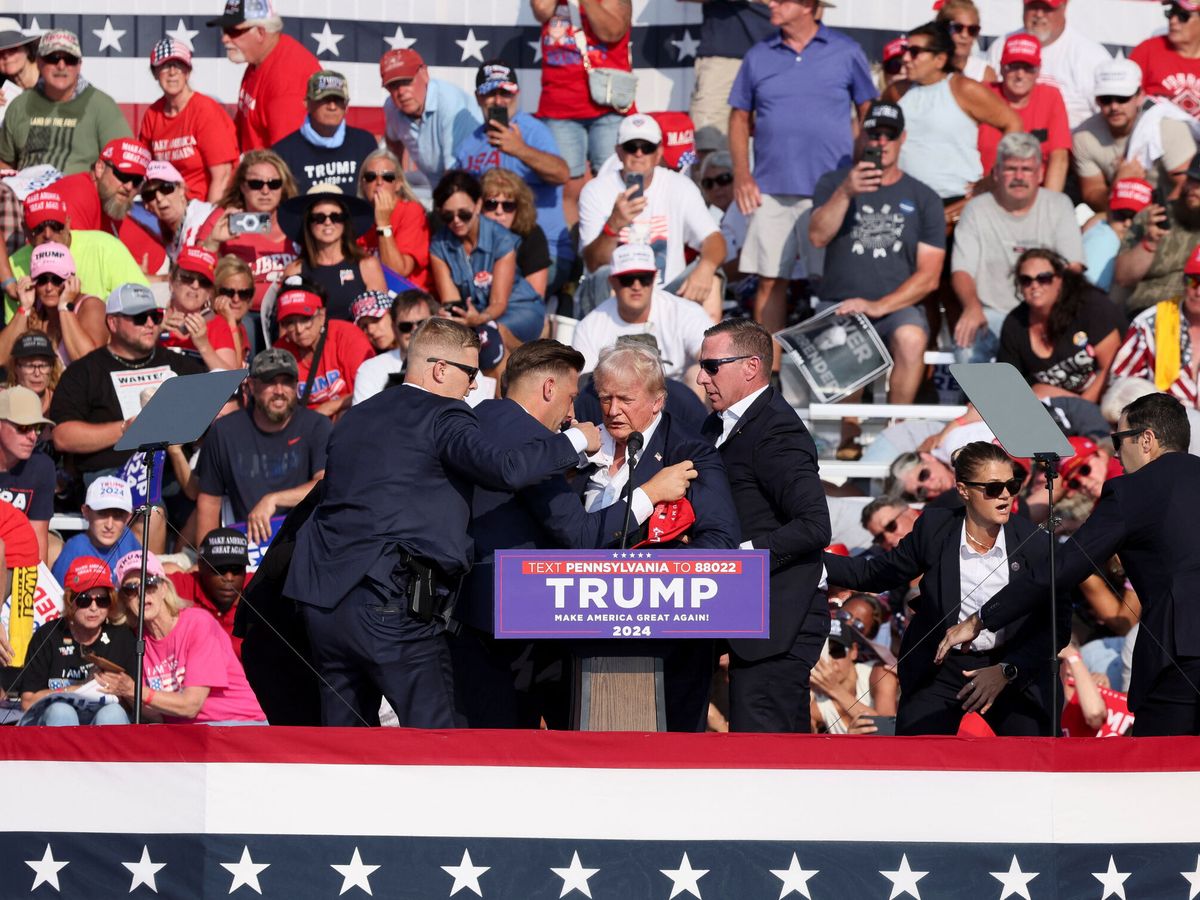 Foto: Donald Trump, instantes después del ataque en un mitin en Pensilvania, el 13 de julio. (REUTERS / Brendan McDermi)
