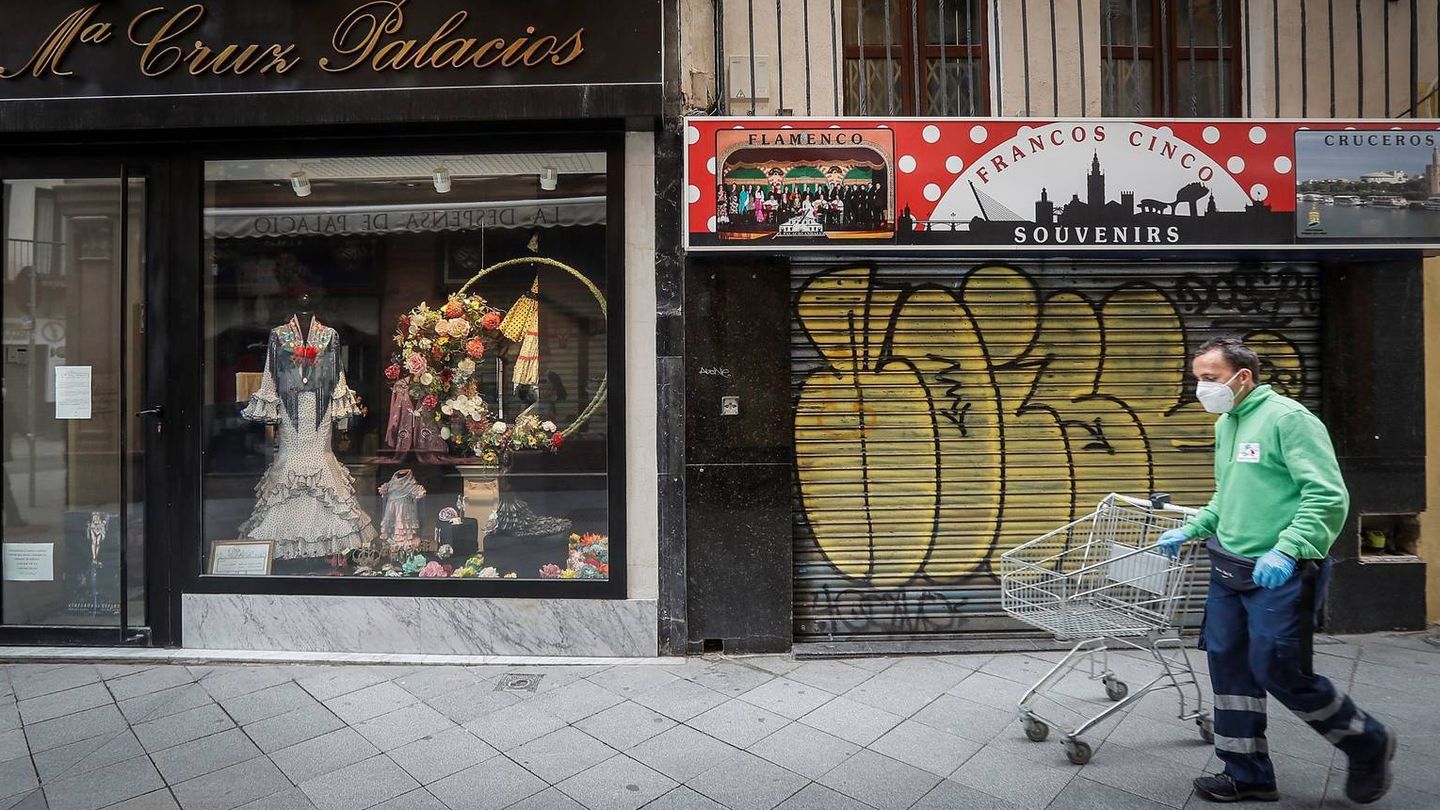 Imagen de tiendas cerradas en Sevilla. (EFE)