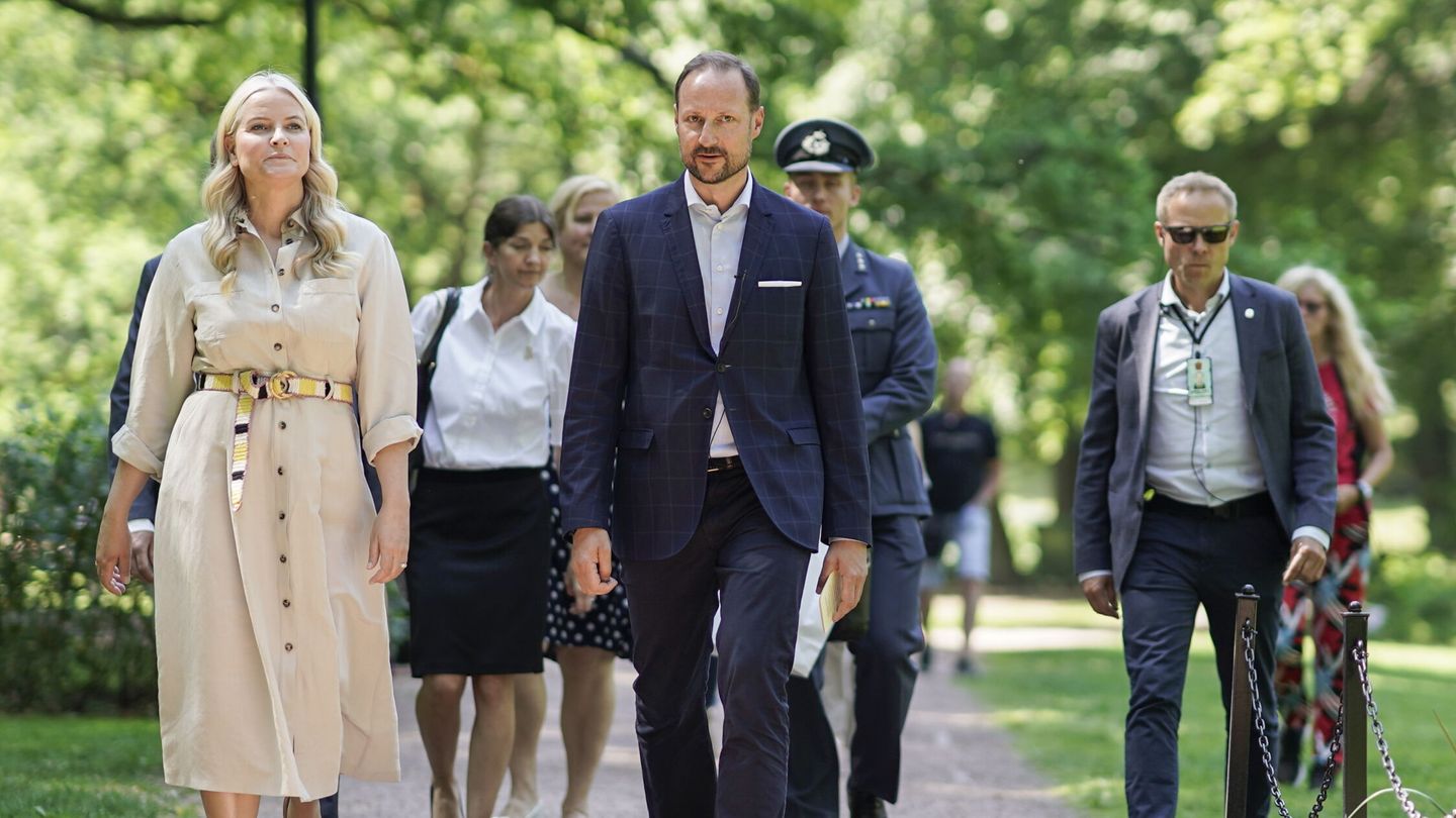 Los príncipes noruegos recorren Oslo. (Reuters)