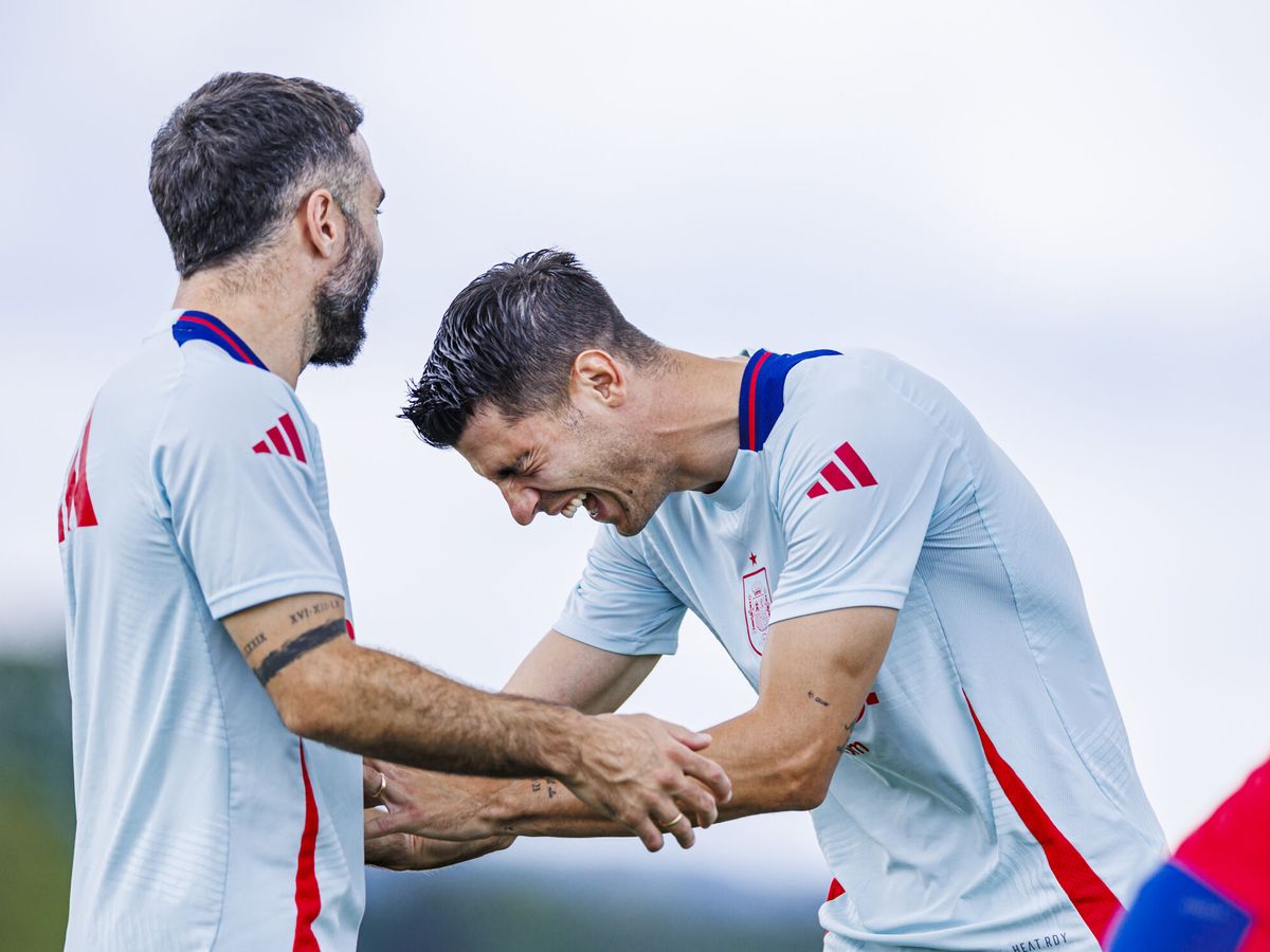 Foto: Morata y Carvajal, durante el entrenamiento. (EFE/Pablo García)