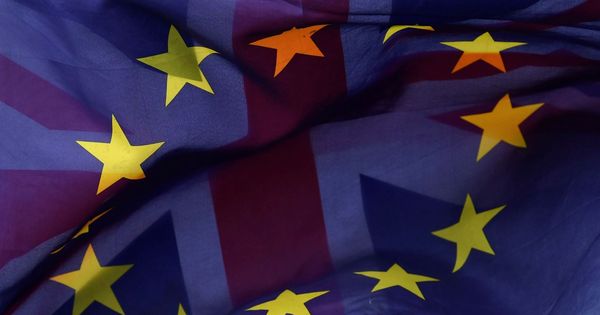 Foto: Una bandera europea y una británica ondean durante una protesta en contra del Brexit en Londres. (EFE)