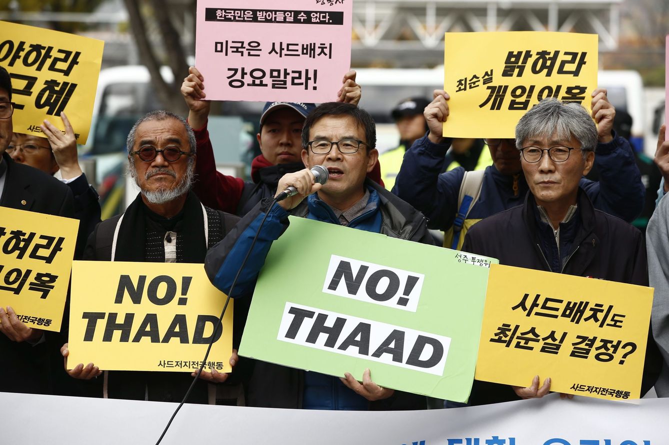 Protestas en Seúl contra el THAAD y la política de defensa del Gobierno surcoreano, en octubre de 2016 (EFE)