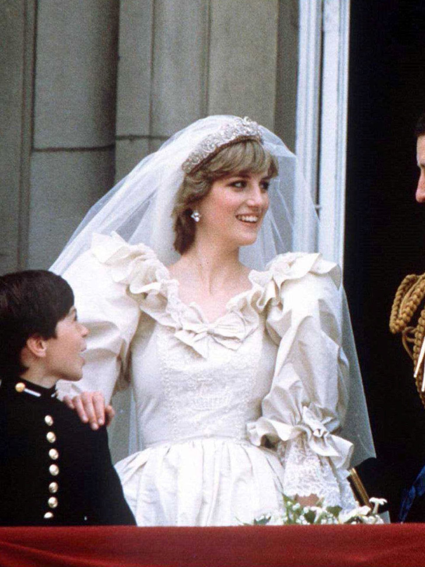 La princesa Diana, con la tiara Spencer el día de su boda. (Reuters)