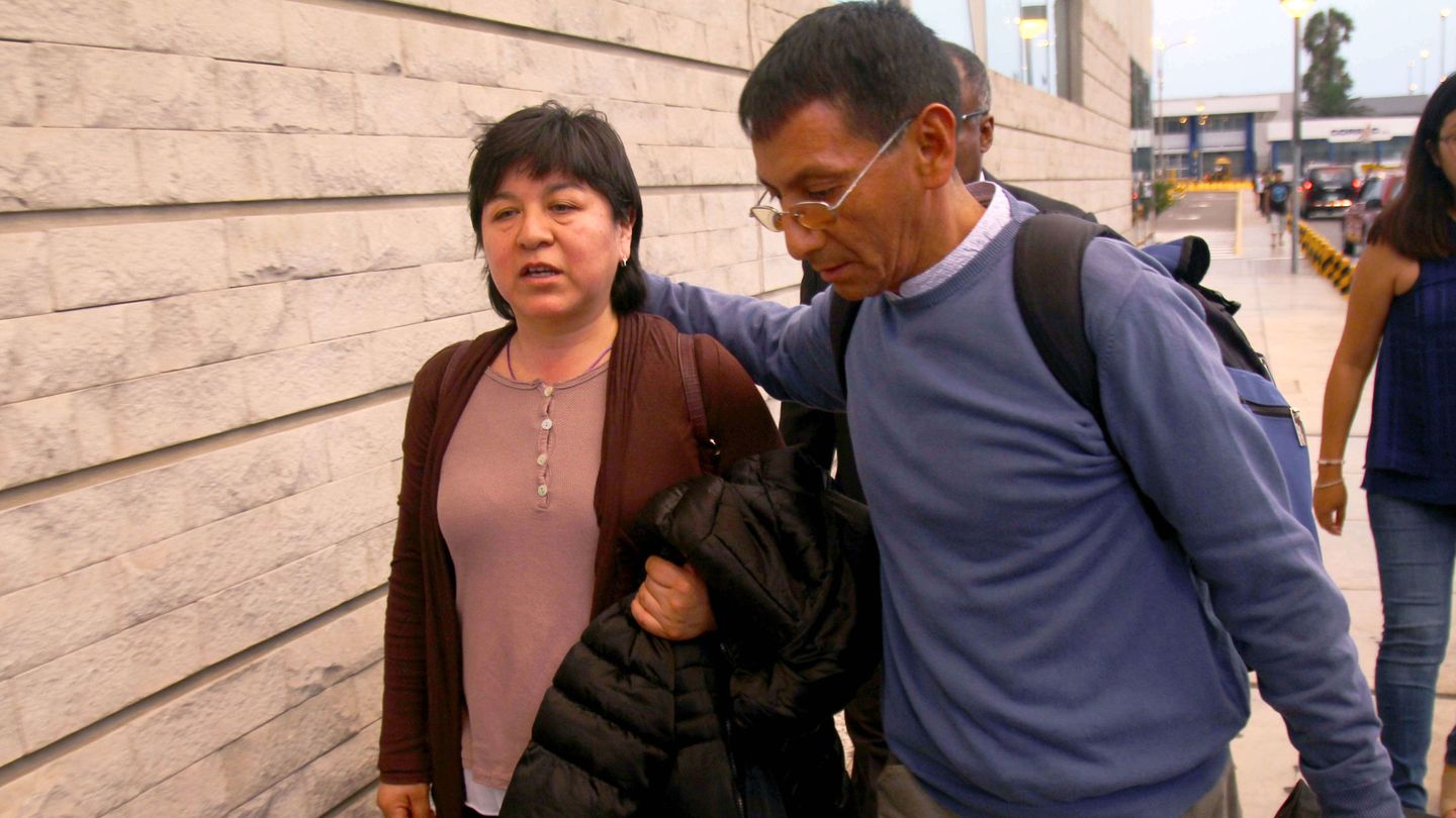 Alejandra Ayala (i) y Marcelo Salazar (d), padres de Nathaly Salazar, a su llegada a Perú. (EFE)