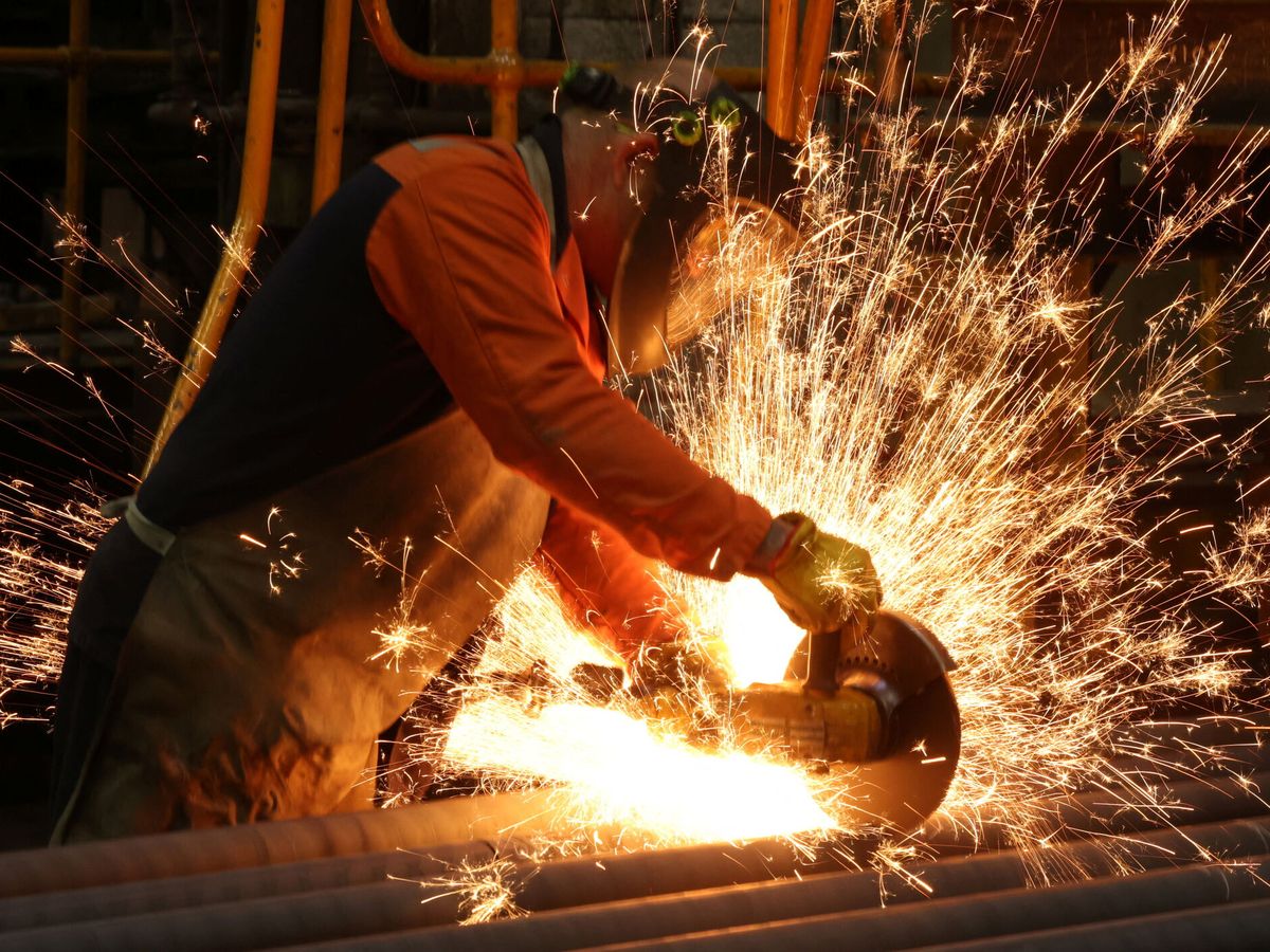 Foto: Trabajador, en una fábrica de manufactura de acero. (Reuters/Phil Noble)