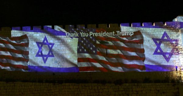 Foto: Las murallas de la vieja Jerusalén, iluminadas con las banderas de Estados Unidos e Israel. (EFE)