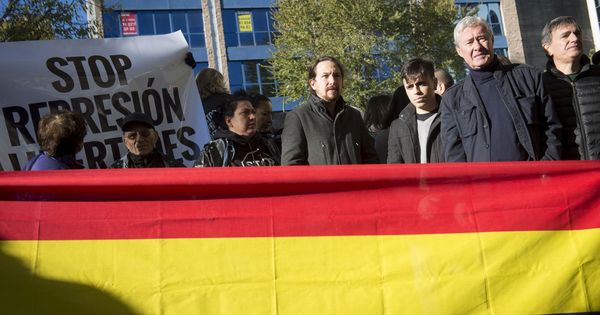 Foto: Jorge Vestrynge y Pablo Iglesias tras una bandera republicana. (EFE)