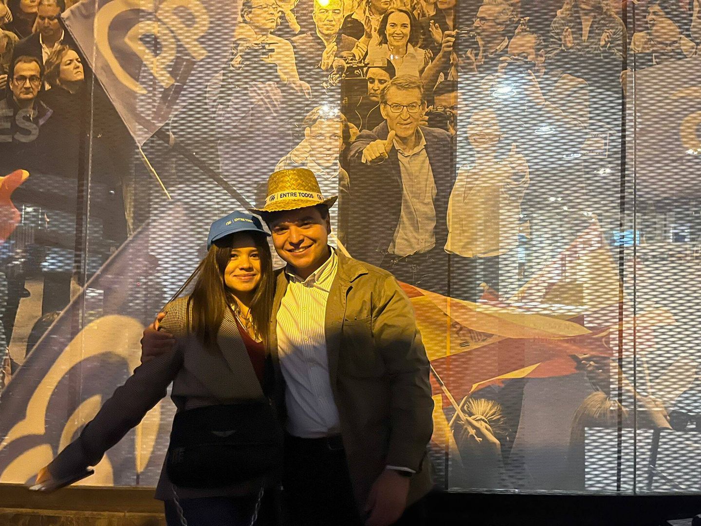 Roberto y María, frente a un cartel con sus líderes favoritos. (A.F.)