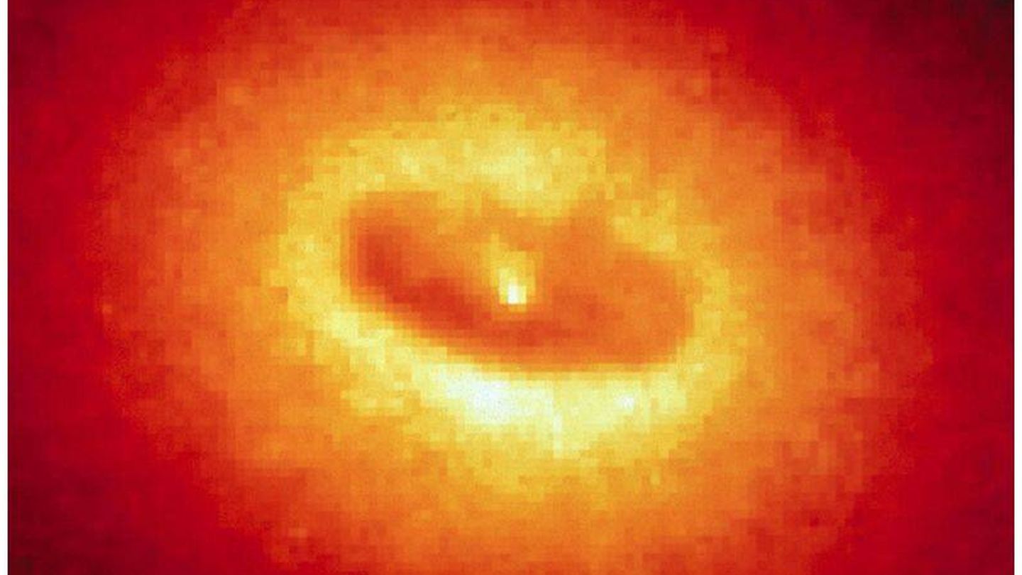 Un disco gigante de gas frío y polvo siendo absorbido por un agujero negro. Distancia aproximada: 300 años luz.