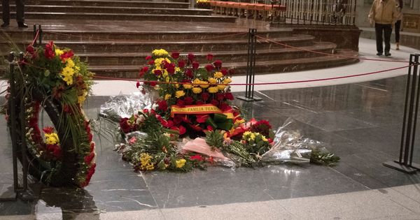 Foto: Coronas y ramos de flores reposan en la tumba de Franco minutos antes del cierre del Valle de los Caídos al público, el pasado 11 de octubre. (EFE)