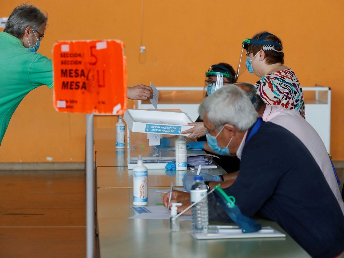 Foto: Un hombre vota en un colegio electoral de la localidad lucense de Lugo. (Efe)