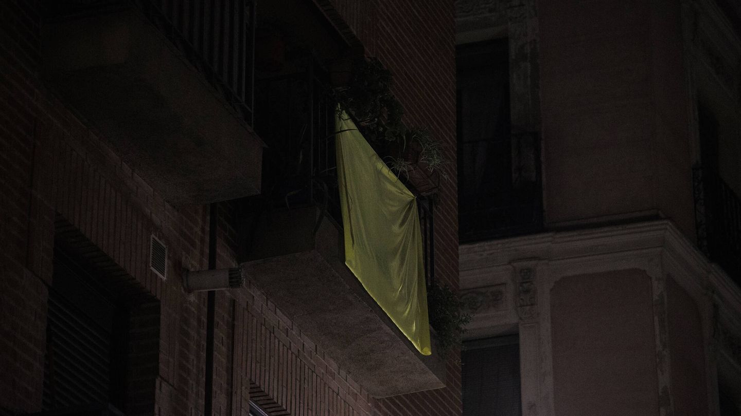 Bandera amarilla, señal de protesta de los vecinos. (A. M. V.)