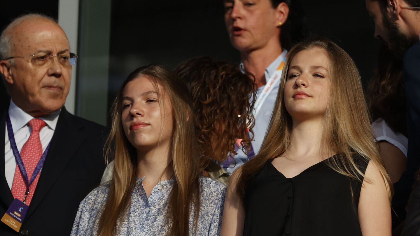 La infanta Sofía y la princesa Leonor, en el palco del estadio. (EFE/Miguel Toña)