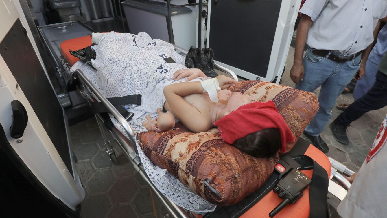 Foto: Uno de los heridos es trasladado en ambulancia desde el paso de Rafah. (EP / Naaman Omar)