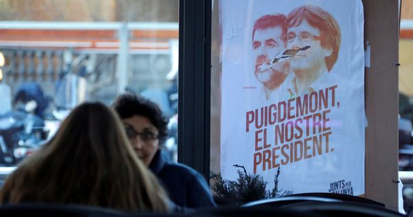 Foto: Un cartel de Junts Per Catalunya con Jordi Sànchez y Carles Puigdemont en las pasadas elecciones. (Reuters)