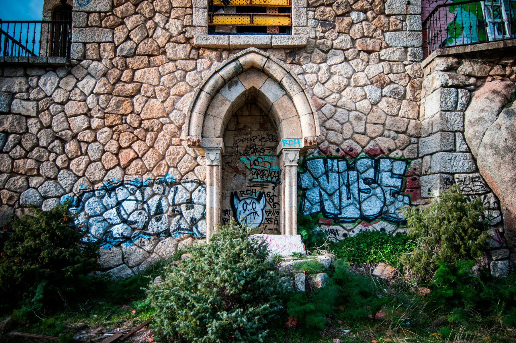 Grafitis en la fachada del Canto del Pico